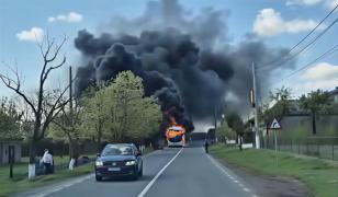 Un autocar în care se aflau 27 de persoane a luat foc în Tulcea