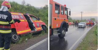 Autospecială SMURD, în şanţ după impactul cu un Logan. Cum s-a produs accidentul