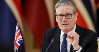 Criză politică uriaşă în Marea Britanie. Starmer, trădat de propriul partid: 70 de deputaţi îi cer demisia