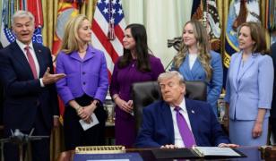 Momentul în care Donald Trump adoarme în Biroul Oval la un eveniment dedicat sănătăţii mamelor