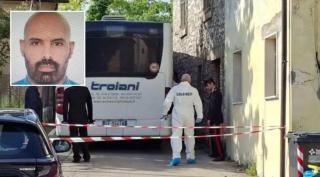 Şi-a atacat soţia cu ciocanul pentru că era prea occidentală. A fost prins după ce şi-a luat micul dejun