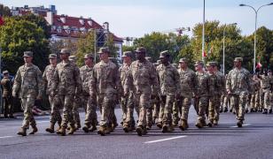 Pentagonul suspendă detaşarea unui efectiv de peste 4.000 de soldaţi americani în Europa
