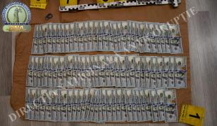 DNA a reținut 2 vameși din Portul Constanța pentru luare de mită. Zeci de mii de dolari, găsiți la percheziții
