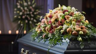(P) Cum organizezi o ceremonie funerară demnă, doar cu talonul de pensie?