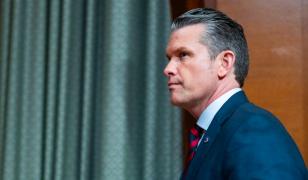 Oficialii Pentagonului şi Europa, uimiţi de decizia lui Hegseth de a nu mai trimite militari în Polonia