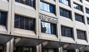 România scapă momentan de retrogradare, dar criza politică apasă pe ratingul ţării. Avertismentul S&P
