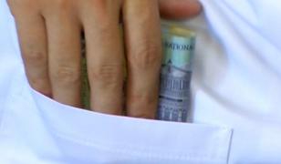 Doi medici suceveni, reţinuţi pentru că au luat mită de zeci de ori. Aceștia primeau inclusiv alimente