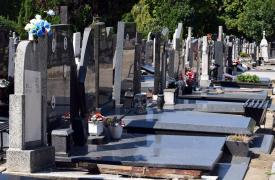 O bătrână rămas fără 70.000 de lei, după ce doi bărbaţi s-au dat drept inspectori de cimitir şi au şantajat-o