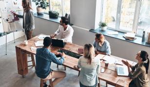 Salarii de peste 8.000 de euro pe lună într-o ţară mică din Europa. Se caută şi angajaţi români