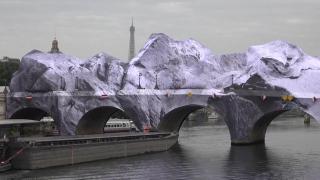 Cel mai vechi pod din centrul Parisului a fost transformat într-o peşteră uriaşă