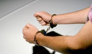 A condus sub influenţa drogurilor şi a fugit de poliţişti. Tânărul a fost reţinut la scurt timp