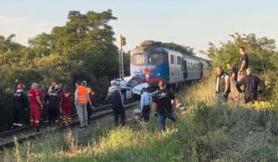 Accident teribil în Oradea. Două persoane au murit după ce maşina în care se aflau a fost distrusă de un tren