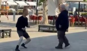 Momentul în care un bărbat se prăbușește la pământ după ce este lovit de un tânăr, în Baia Mare