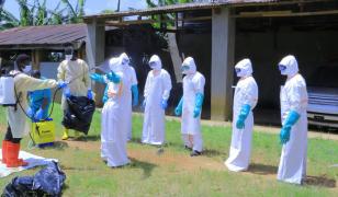 Zeci de pacienți cu Ebola au fugit din spitalele din Congo după ce rudele au atacat medicii