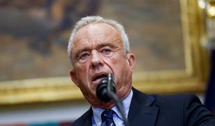Robert Kennedy Jr., surprins când ridică o pereche de șerpi cu mâinile goale