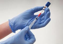 Anestezist din Vatra Dornei, arestat pentru că fura morfină şi fentanil. S-ar fi drogat în timpul opreaţiilor