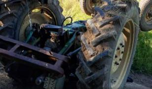 Un argeşean de 52 de ani a murit strivit sub tractor, după ce a pierdut controlul utilajului pe o pantă