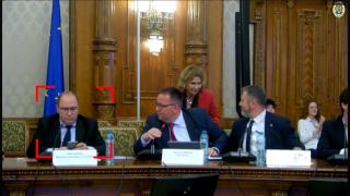 Demisia ministrului Educaţiei, cerută după ce a ignorat o elevă care plângea în faţa lui. 