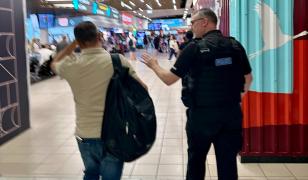 Pasager pe ruta Luton-Bacău, dat jos din avion, după ce a furat ochelari de soare din duty-free