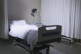 Diagnosticat cu hemoragie internă la Botoşani, un bărbat a aflat la Iaşi că are cancer. Cere 250.000 de lei