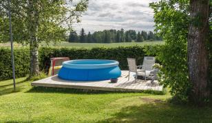 Tragedie fără margini în Dobreşti. Un băieţel de un an a murit înecat în piscina din curtea bunicilor