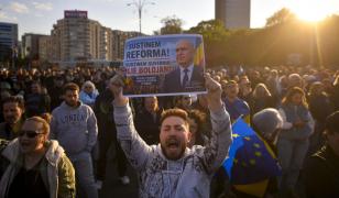 Manifestaţii pentru susţinerea lui Bolojan în Bucureşti şi Oradea. Premierul le-a mulţumit participanţilor