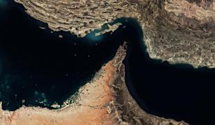 Două rachete au lovit o fregată americană în Ormuz, susţine Iranul. SUA neagă