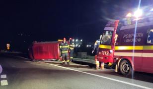 Accident în toiul nopţii pe DN7: o autoutilitară s-a răsturnat în Vâlcea, cu trei copii la bord