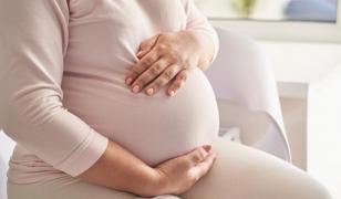 Proiect de lege: Femeile însărcinate ar putea avea dreptul la însoţitor în maternitate pe durata naşterii