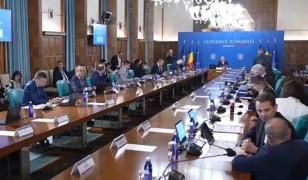 Ultima decizie luată de Guvernul Bolojan, înainte de moţiune. Cine primeşte 1.500 de lei primă de carieră