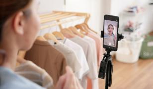 Aproape jumătate dintre tinerii români cred orbeşte în influencerii de pe TikTok sau Instagram