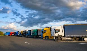 Doi tineri din Gorj au golit rezervorul unui TIR şi au fugit cu 500 de litri de motorină. Au fost reţinuţi