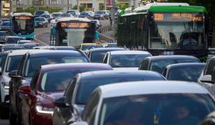 Șoferi STB, acuzați că au furat peste o tonă de motorină și piese auto de la companie