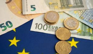 Euro scade puţin, dar rămâne tot aproape de cea mai mare valoare din istorie. Cursul BNR din 7 mai