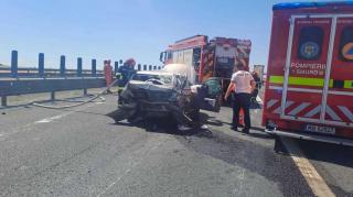 Maşină făcută zob pe A1, spre Timişoara, după ce s-a ciocnit cu alt şofer. Trei persoane rănite