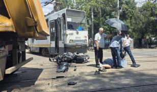 Un motociclist de 26 de ani din Bucureşti a murit după ce s-a izbit de un tramvai care ieşea din depou