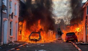 Violențe anti-imigranți în Belfast. Trei familii de români vor să se întoarcă acasă. Casele lor, vandalizate