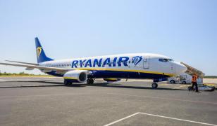Ryanair, sub lupa autorităţilor pentru că îi taxează pe părinţi pentru a sta alături de copii în avion