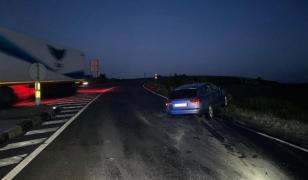 Un minor din Bârlad, fără permis, a furat o maşină şi a provocat un accident. A fugit de la locul faptei