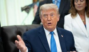 Trump spune că nu mai atacă Iranul joi seară. Decizia, luată după discuţii pentru un acord