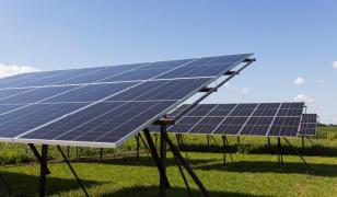 Energia hidro, eoliană şi solară au crescut puternic în 2026, dar producţia internă a scăzut. Datele INS