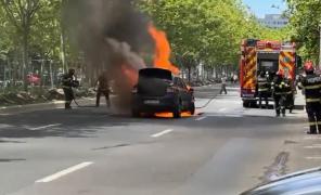 Logan cuprins de flăcări după accident, în Sector 3. O mamă și două fetițe erau în mașină