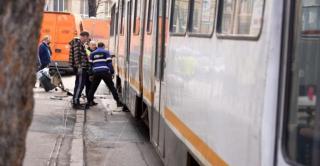 Un tramvai a deraiat în Capitală după ce a fost lovit de un TIR. Traficul a fost blocat