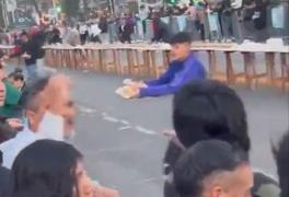Sendviș făcut din 1,5 tone de carne de vită. Recordul nu a fost omologat deoarece mulțimea l-a mâncat