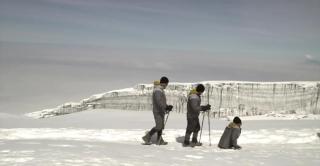 Povestea bărbatului fără picioare care a urcat pe Kilimanjaro prin forța mâinilor: 