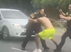 Bărbatul care şi-a înjunghiat tatăl şi a atacat cu două cuţite mai mulţi poliţişti, reţinut