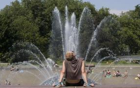 Ministrul Apărării din Belgia a ironizat canicula şi le-a recomandat oamenilor piscină, bere şi grătar