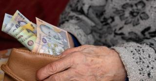 Femeie de 72 de ani, păcălită să-și retragă peste 550.000 lei din conturi. Escrocii 