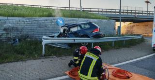 Un șofer a murit după ce mașina s-a izbit de zidul unui sens giratoriu din Suceava
