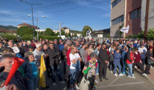 Protest la Fabrica de Arme Cugir. Aproape 470 de angajaţi riscă să fie încadraţi la salariul minim